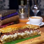 paduan makanan dan minuman - martabak manis dengan kopi hitam