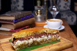 paduan makanan dan minuman - martabak manis dengan kopi hitam